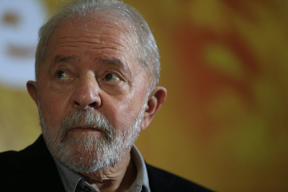 O ex-presidente Lula tenta a reeleição e, por isso, procura o apoio de outros partidos