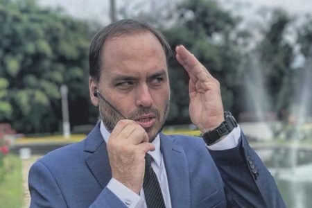 Imagem colorida - Carlos Bolsonaro, conhecido como Carluxo com celular na mão- Metrópoles