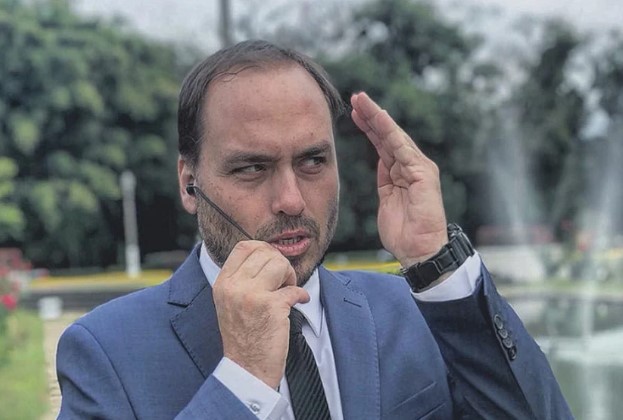 Imagem colorida - Carlos Bolsonaro, conhecido como Carluxo com celular na mão- Metrópoles