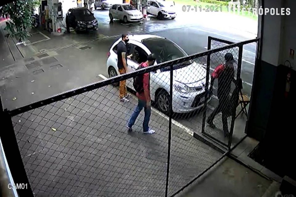Homens próximos de carro branco