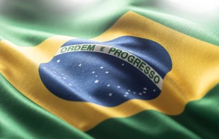 Imagem da bandeira do Brasil. Ela tem as cores amarelo, verde, azul e branco- Metrópoles