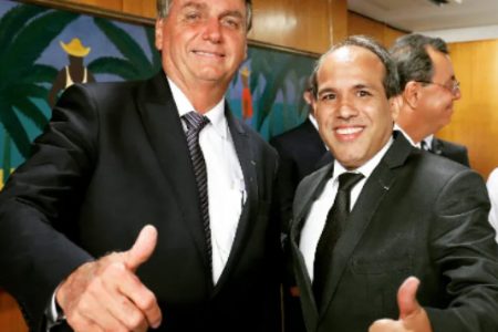 O presidente Bolsonaro e o intérprete de Libras da Presidência, Fabiano Guimarães. Eles sorriem para foto e fazem sinal de joinha com as mãos - Metrópoles