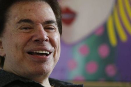 Silvio Santos, dono do SBT. Ele tem cabelos ralos e escuros, tem pele claro e olho escuro – Metrópoles