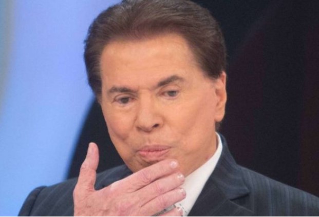 Silvio Santos, dono do SBT. Ele tem cabelos ralos e escuros, tem pele claro e olho escuro – Metrópoles