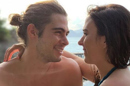 Foto colorida de Tatá Werneck e Rafa Vitti se entreolhando e sorrindo - Metrópoles