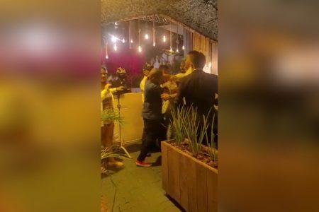 homem dá tapa em outro