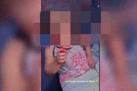 criança de 5 anos fuma cigarro eletronico