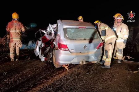 Bombeiros retiram corpo de motorista após colisão na BR-251 - Metrópoles