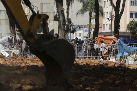 Prefeitura de SP instala grades em novo endereço da Cracolândia