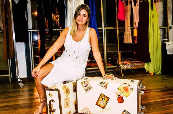 Mulher branca usa vestido branco