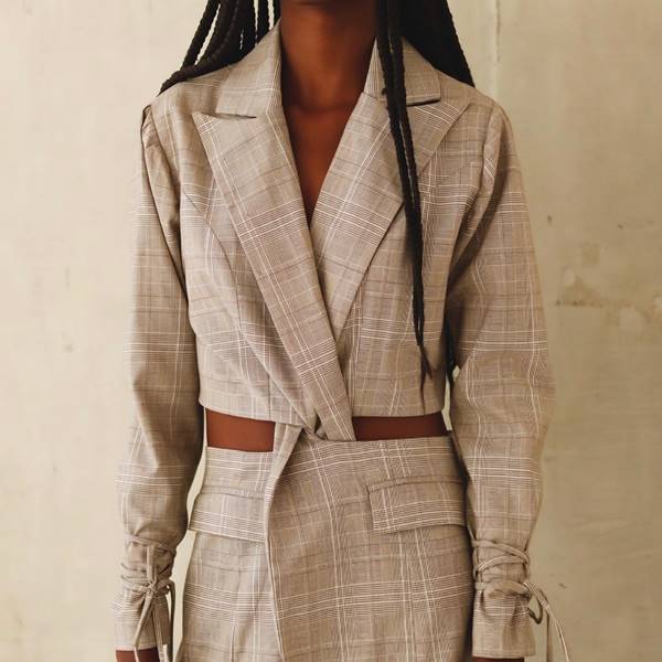 modelo usa blazer e saia com recortes