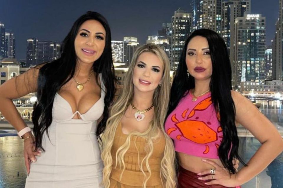Foto colorida de Deolane ao lado de suas irmãs - Metrópoles