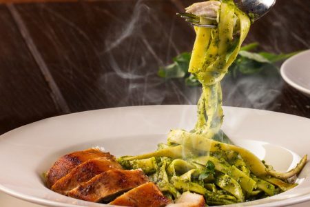 Prato de talharim ao pesto com carne enrolado em garfo - Metrópoles