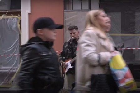 Músicos de rua trazem conforto a moradores de Lviv