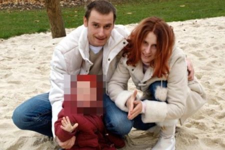 Um casal de irmãos luta na Alemanha pra legalizar o incesto. Na foto, eles posam com um de seus filhos - Metrópoles
