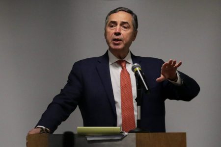 Luís Roberto Barroso desmentiu fake news que têm viralizado sobre ele