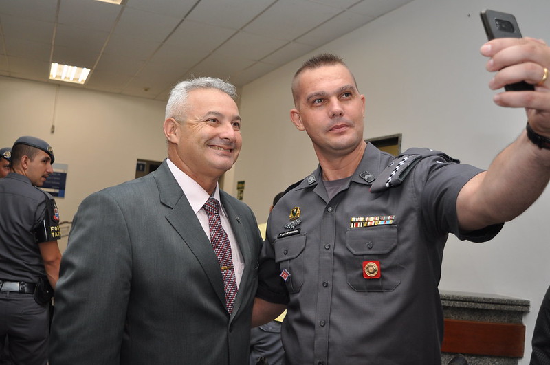 O deputado estadual Coronel Telhada tira uma selfie com um policial militar