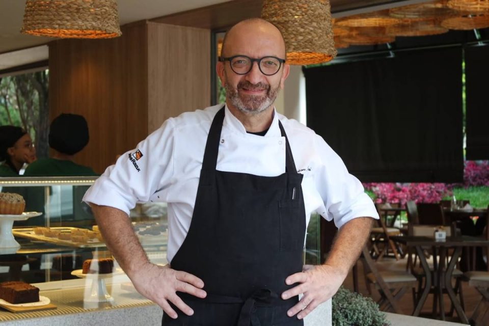 chef salvatore loir de dolmã branca e avental preto