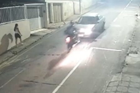 Moto bate de frente com carro