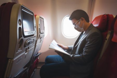 Viagem de avião de máscara