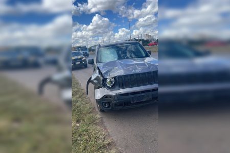 Carro com a frente amassada em pista