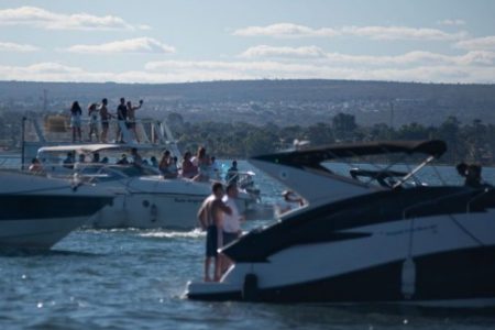 Pessoas em lancha no Lago Paranoa- Metrópoles