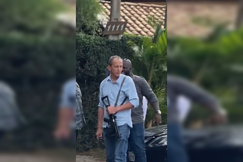 Militar cedido para proteção do ex-presidente Lula anda com fuzil