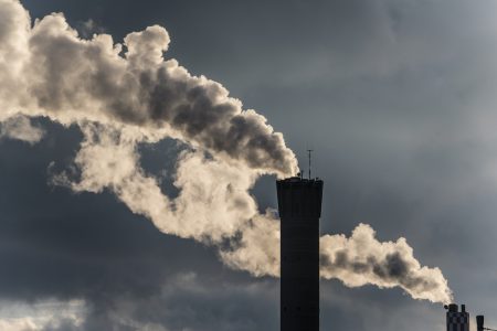 Chaminés de indústria soltam fumaça em céu acinzentado - Metrópoles