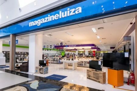 Facahada azul da loja varejista Magazine Luiza em um shopping, com diversos produtos à mostra - Metrópoles