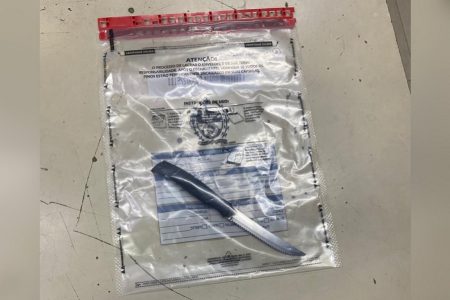 Faca usada por adolescente para esfaquear colegas de turma em escola no Rio de Janeiro. Ela é média, tem cabo plástico preto e está em sacola transparente da polícia - Metrópoles