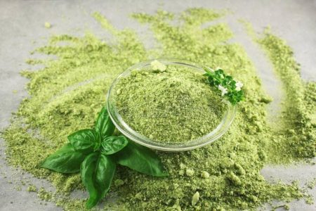 foto de pote de vidro com sal verde
