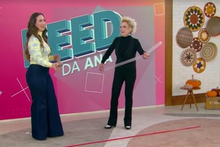 Ana Maria brincando com Ju Massaoka de balão ao alvo