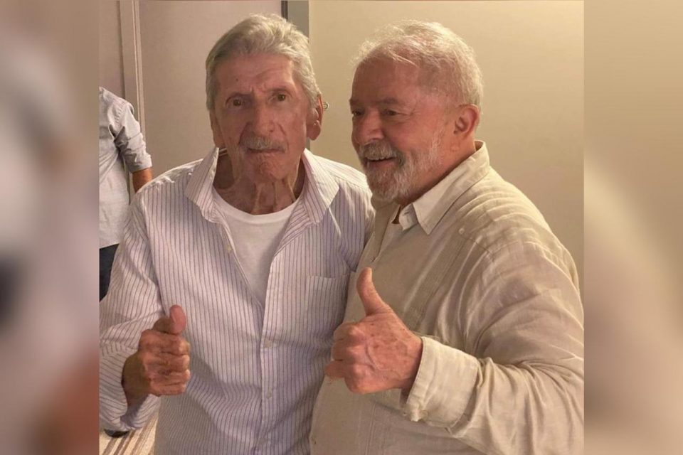 Lula e o ex-prefeito Jacó Bittar fazem sinal de positivo ao posar para uma foto em Campinas