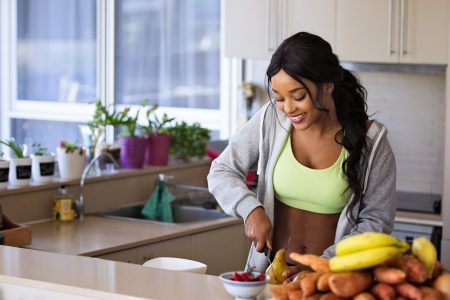mulher jovem preparando refeição em cozinha