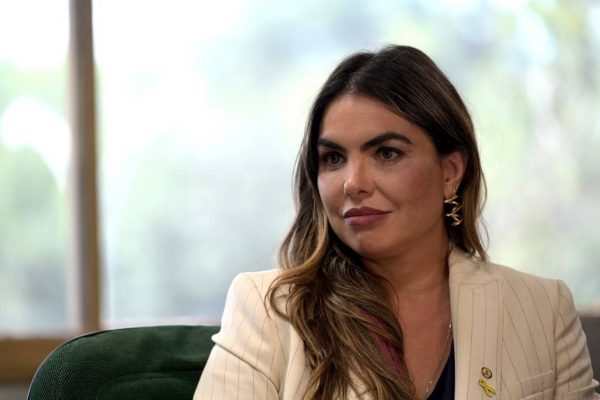 Paula Belmonte aparece com fundo nublado