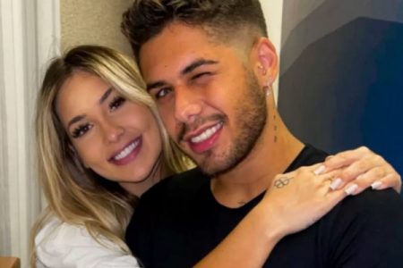 Virginia Fonseca e Zé Felipe. Eles estão abraçados. O cantor aparece em primeiro plano, de camisa preta e sorrindo, e a influencer atrás, de blusa branca e sorrindo - Metrópoles