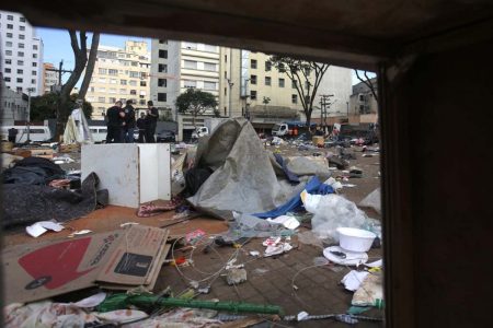 Polícias Civil e Militar, a Guarda Civil Metropolitana e funcionários da Prefeitura de São Paulo fazem operação na Cracolândia