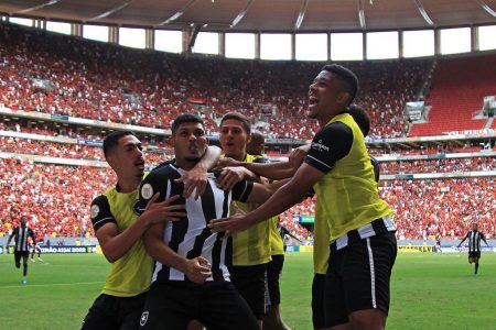 Jogadores do Botafogo celebrando o gol