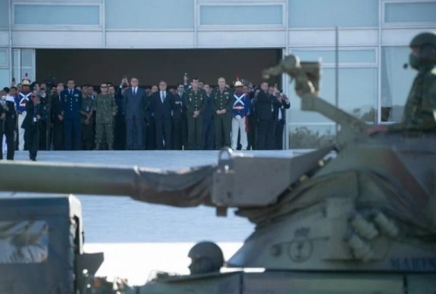desfile de tanques em frente ao Palácio do Planalto