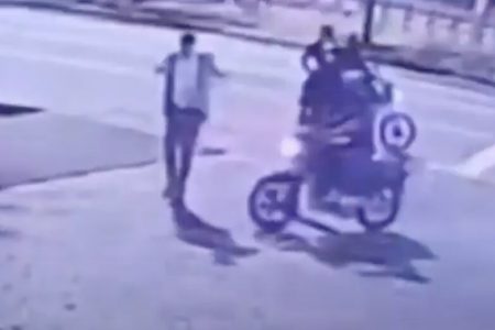 Um homem teve até o paletó que estava usando levado por quatro assaltantes