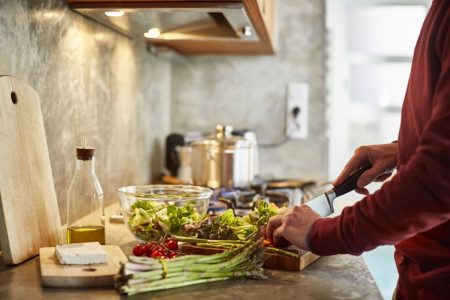 Pessoa prepara receita na cozinha