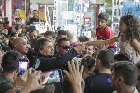 bolsonaro cumprimenta criança na feira guara domingo brasilia