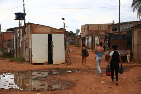 Pessoas caminhando em Santa Luzia, na Estrutural - Metrópoles