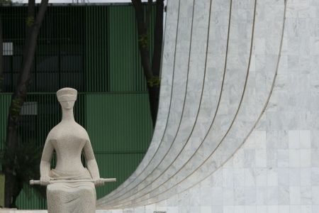 Fachada do Supremo Tribunal Federal (STF) em Brasília, com destaque à estátua da Justiça - Metrópoles