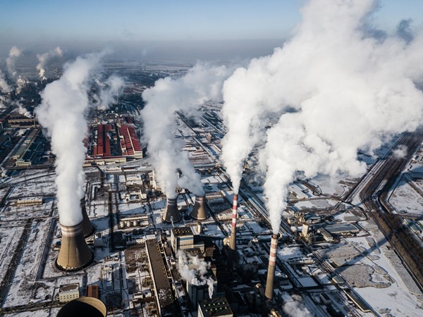 Usinas soltando gases poluentes - Metrópoles