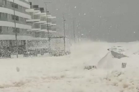 tempestade atinge orla de punta del este no uruguai