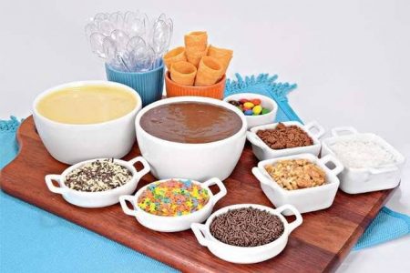 Vários tipos de brigadeiros de colher