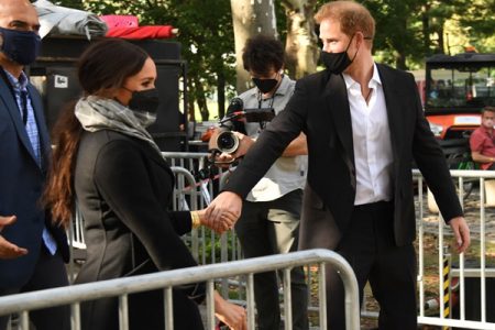 homem filmando casal de mãos dadas
