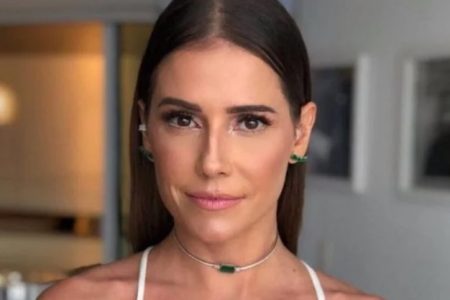 Deborah Secco, atriz brasileira. Ela tem pele clara, cabelos lisos e olhos escuros - Metrópoles