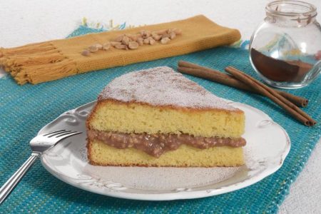 Bolo de fubá com pé de moleque